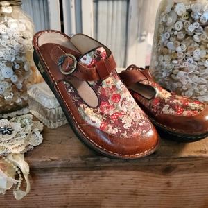 Women's slip on Alegria shoes/floral/brown. Size 3
